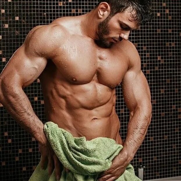 该男子在阴茎增大练习前洗了个澡。