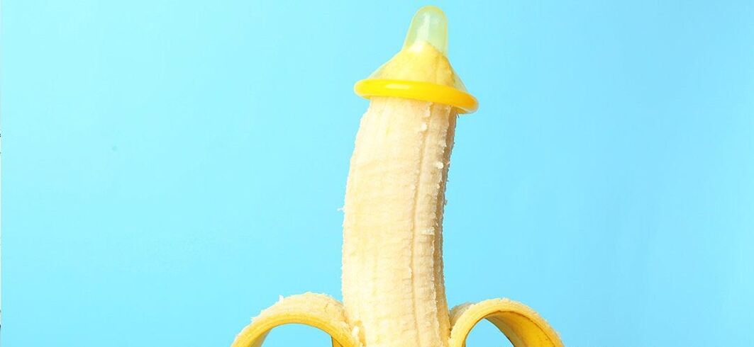 避孕套中的香蕉模仿阴茎增大而无需手术