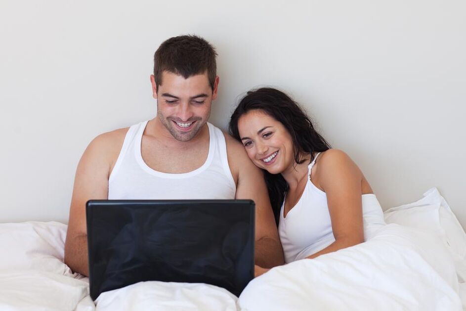 一对年轻夫妇阅读有关使用外部疗法来增大阴茎的评论。
